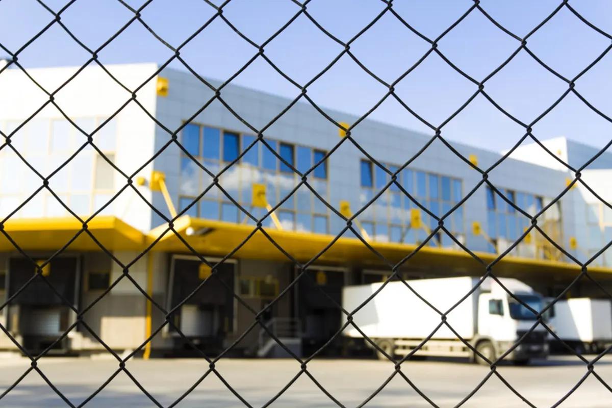 Control de acceso vehicular en el portón de una planta industrial